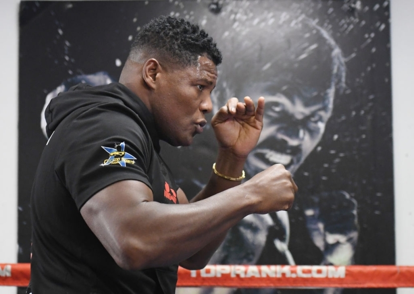 LAS VEGAS, NEVADA - OCTOBER 31:  Boxer Luis Ortiz shadowboxes during a media workout at Las Vegas Fight Club on October 31, 2019 in Las Vegas, Nevada. Ortiz is scheduled for a rematch against WBC heavyweight champion Deontay Wilder on November 23 at MGM Grand Garden Arena in Las Vegas.  (Photo by Ethan Miller/Getty Images)